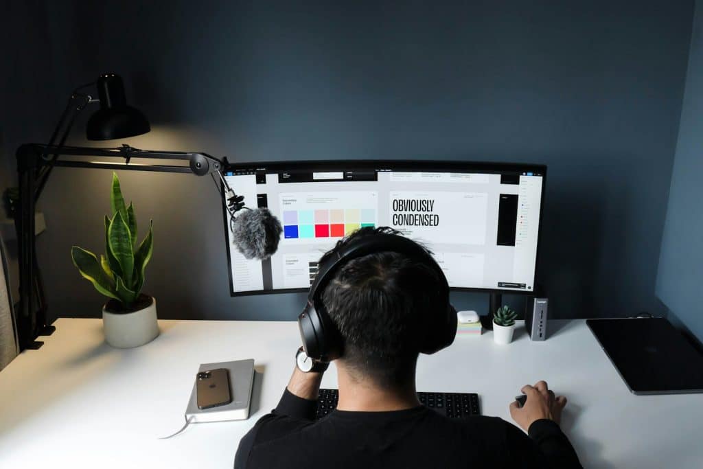 Graphiste qui vérifie les contrastes lors d'un audit d'accessibilité numérique