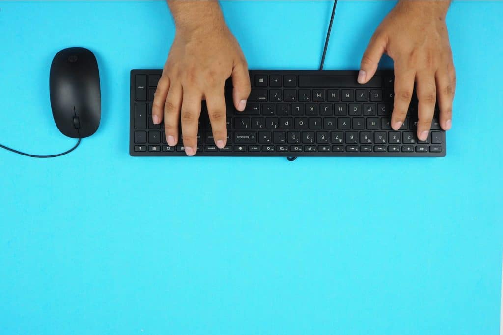 Mains sur un clavier pour tester la navigation, un critère clé de l'accessibilité numérique