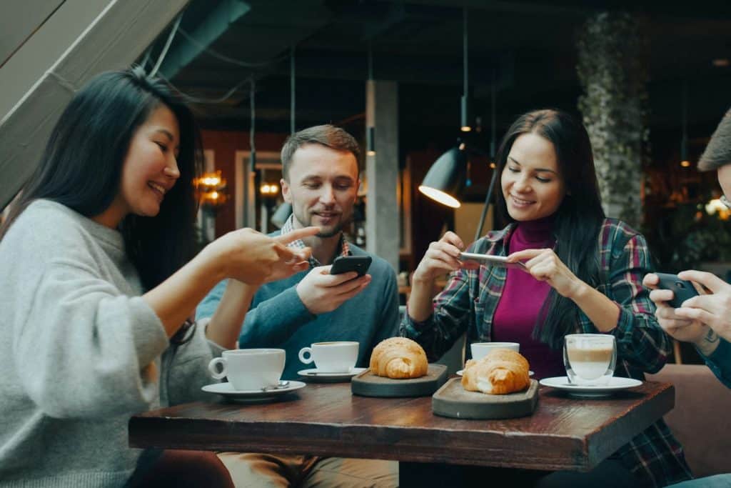 Clients variés qui achètent en ligne sur smartphone, bénéficiaires de l'accessibilité numérique