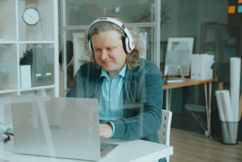 Utilisateur qui navigue avec un lecteur d'écran sur un site conçu pour l'accessibilité numérique