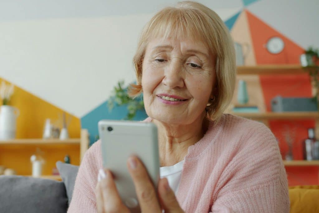 Femme senior qui consulte un site lisible sur tablette grâce à l'accessibilité web
