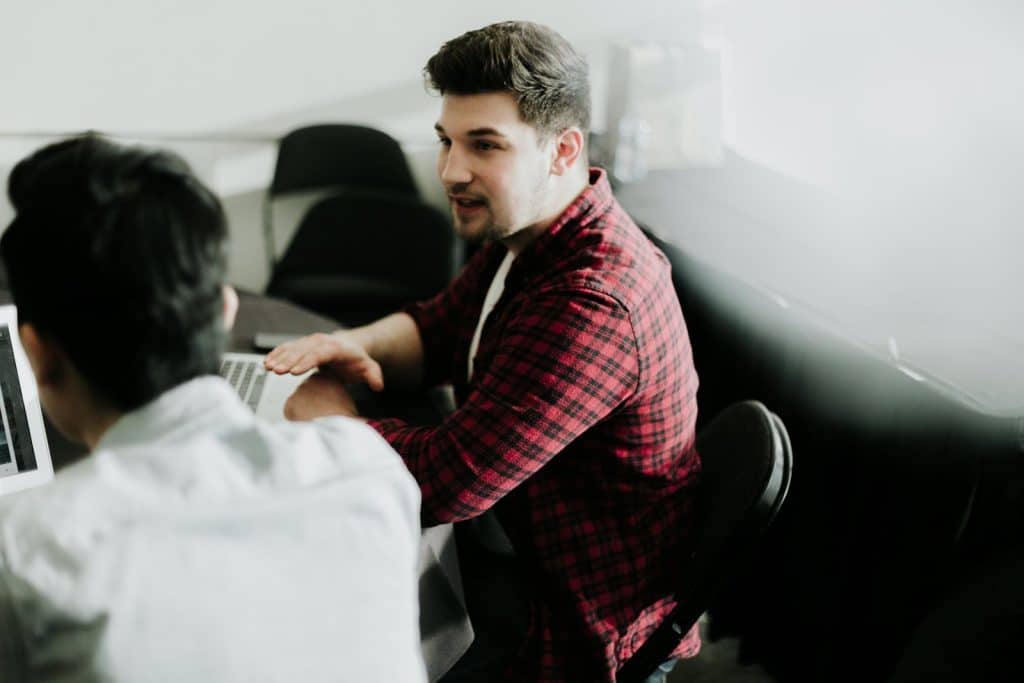 Équipe qui étudie la popularité du site lors d'un audit SEO