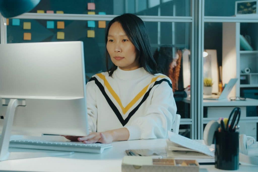 Salarié qui utilise un assistant d'intelligence artificielle pour l'automatisation des tâches