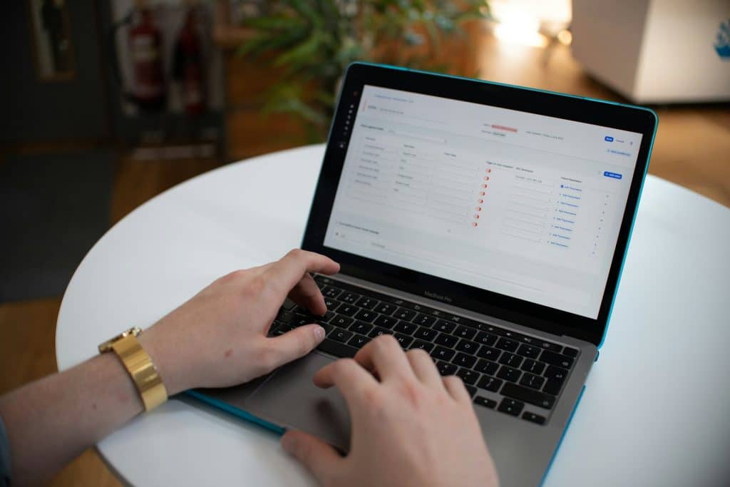 Dirigeante de TPE qui configure un outil pour automatiser ses tâches sur son ordinateur portable