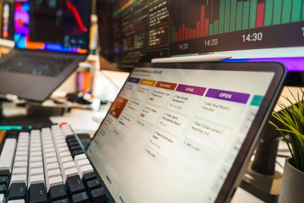 Bureau organisé avec factures et tableau de bord, exemple de tâches répétitives à automatiser