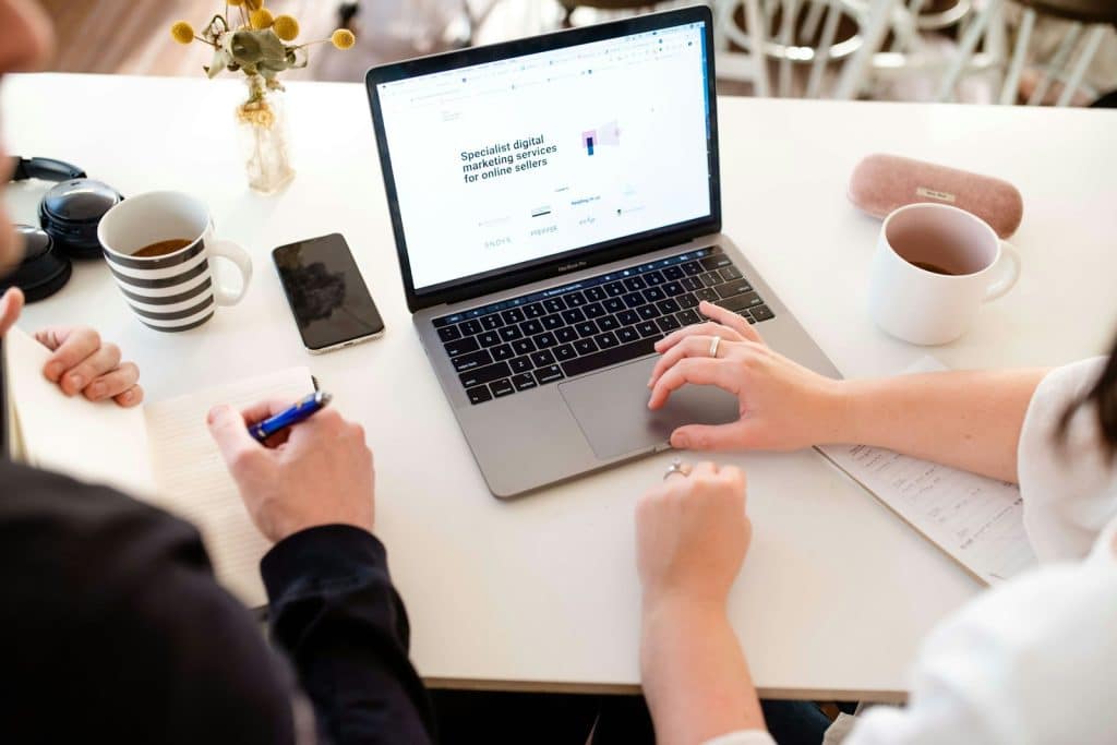 Réunion de comparaison des devis reçus après envoi du cahier des charges site web