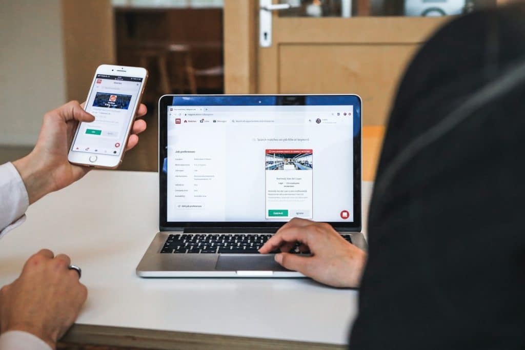 Développeur qui teste la performance d'un site selon les exigences du cahier des charges site web
