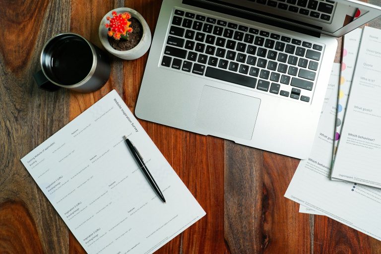 Calendrier éditorial ouvert sur un bureau à côté d’un ordinateur portable
