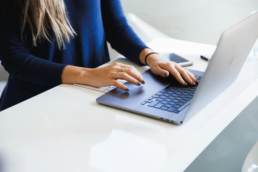 Responsable marketing qui prépare une campagne emailing sur son ordinateur