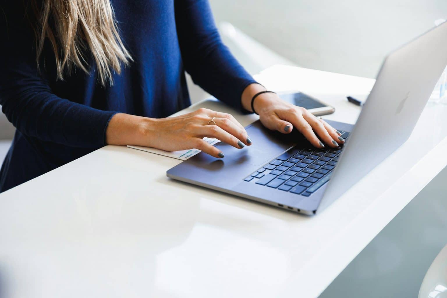 Responsable marketing qui prépare une campagne emailing sur son ordinateur