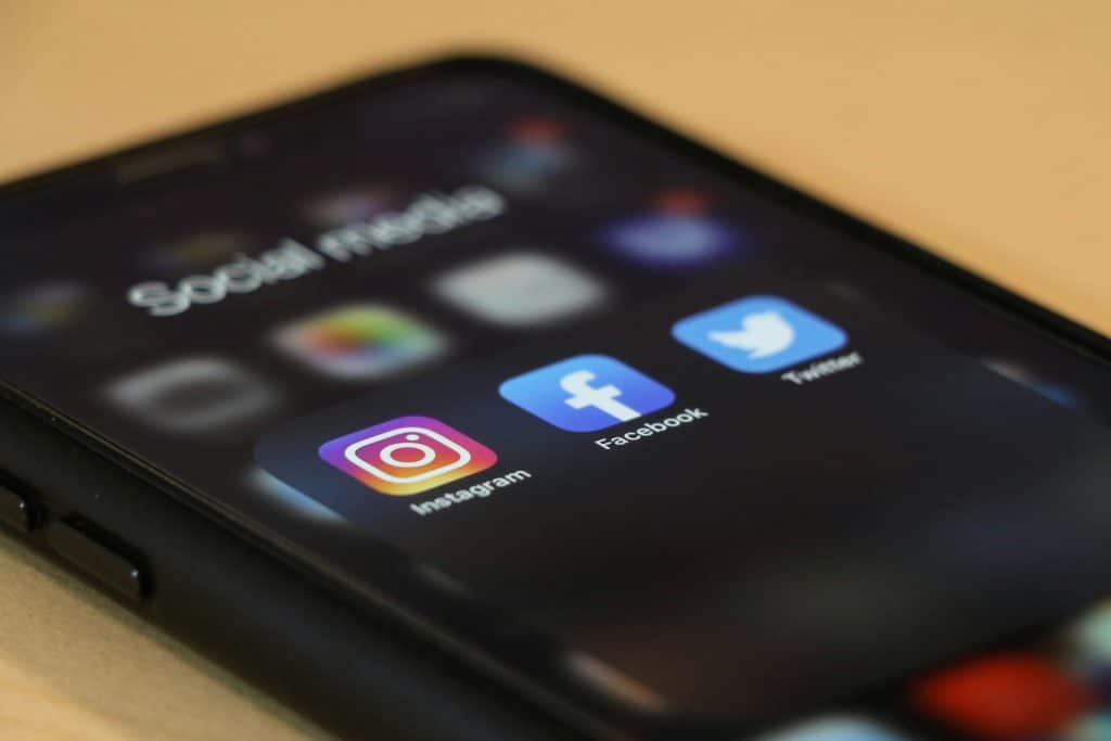 Compte Instagram professionnel d’un commerçant sur un smartphone