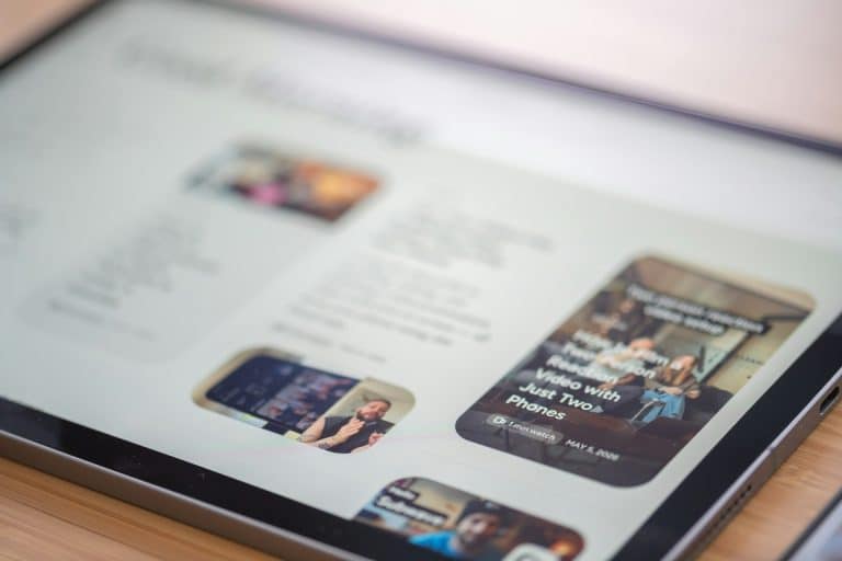 Tablette affichant un site web moderne