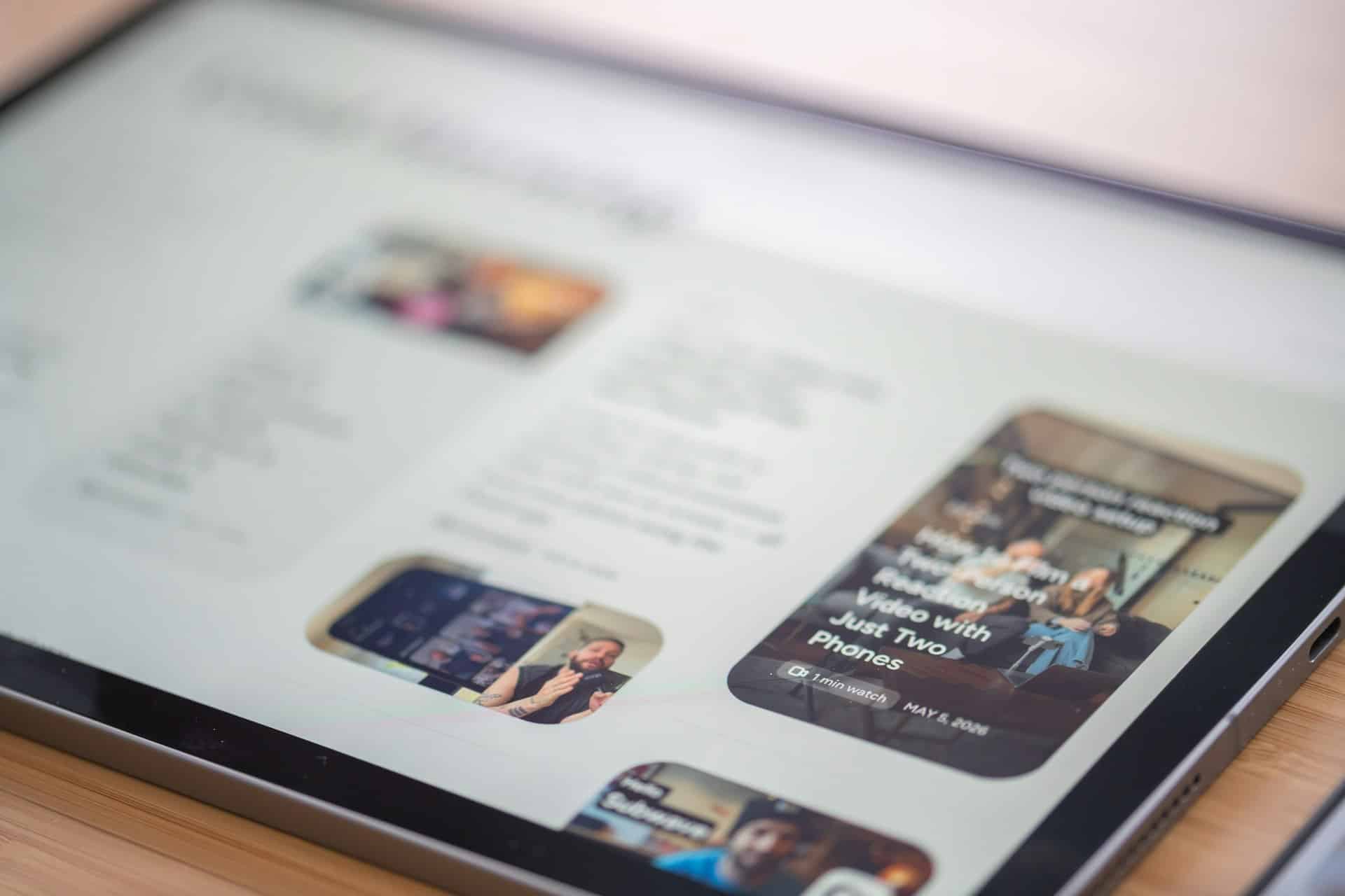 Tablette affichant un site web moderne