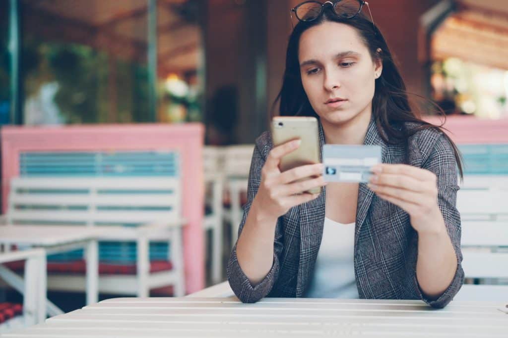 Cliente qui commande sur mobile, objectif de qui veut créer une boutique en ligne