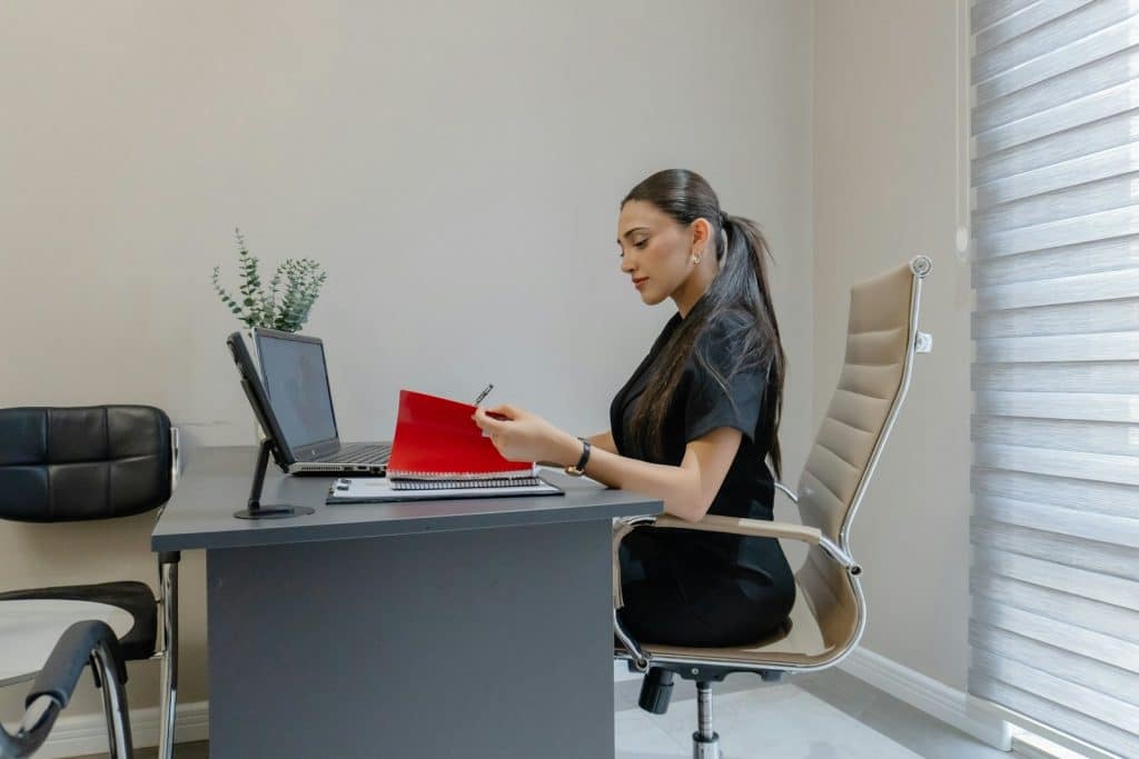 Dirigeante qui vérifie les règles légales avant de créer une boutique en ligne