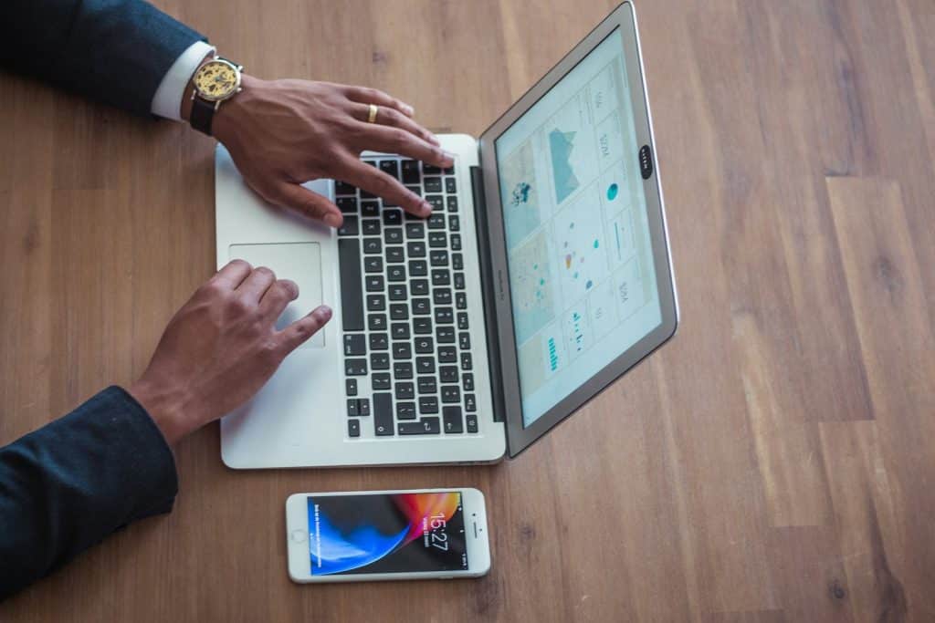 Entrepreneur qui compare des solutions pour créer une boutique en ligne