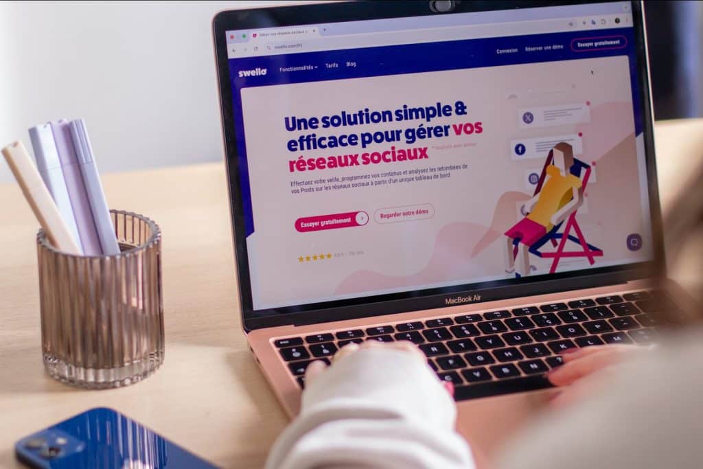 Commerçante qui met à jour les contenus après avoir créé un site internet pour sa boutique
