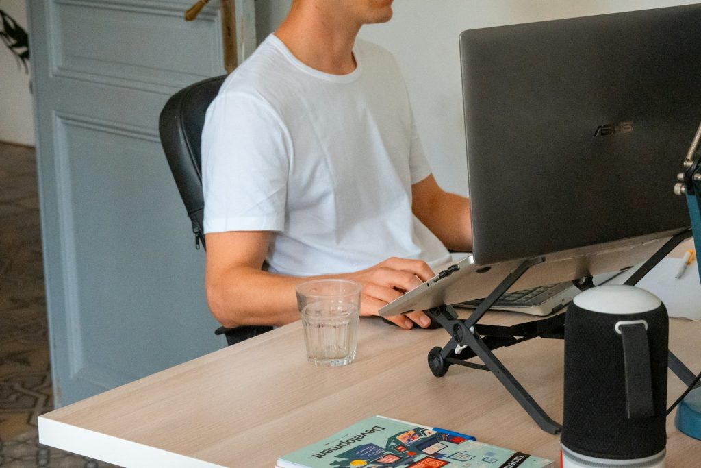 Conceptrice web qui travaille sur la maquette d'un projet pour créer un site internet de TPE