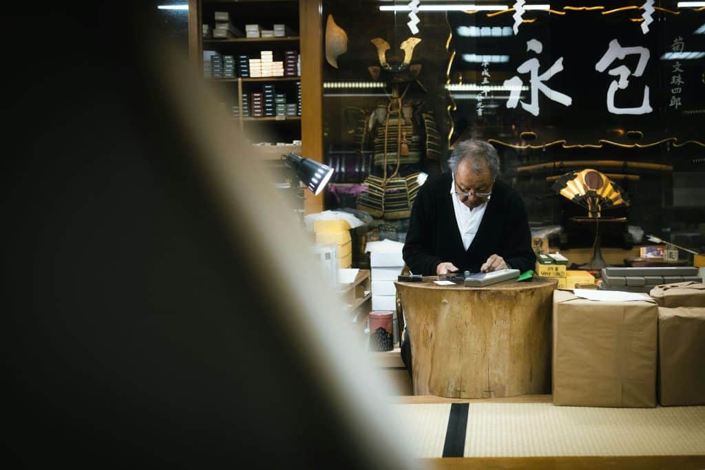 Commerçante qui prépare des colis après avoir décidé de créer une boutique en ligne