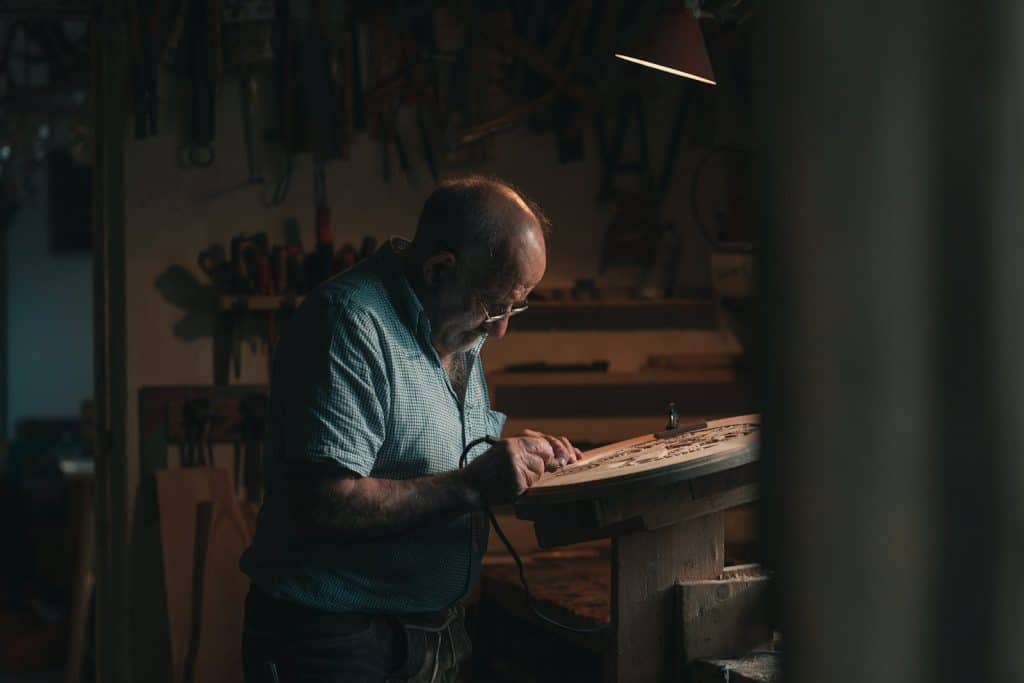Artisan qui suit ses demandes de devis grâce aux outils no-code