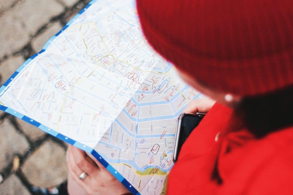 Carte sur smartphone affichant une fiche d'établissement Google