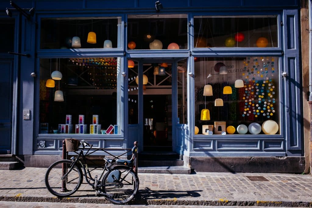Commerçant qui consulte sa fiche Google Business Profile sur smartphone