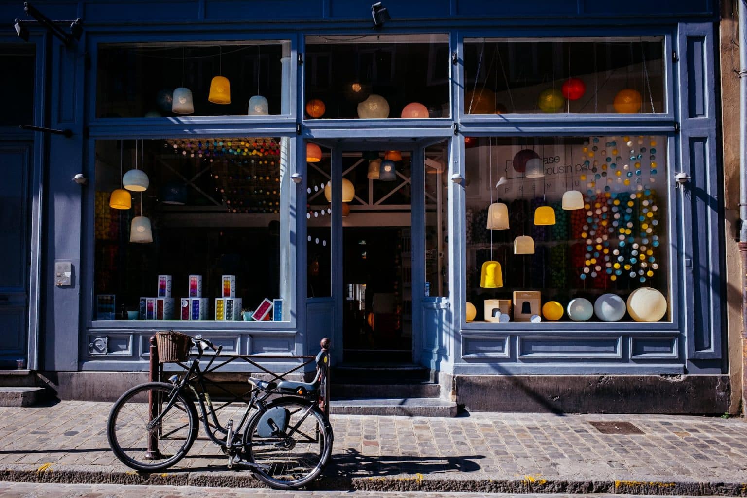 Commerçant qui consulte sa fiche Google Business Profile sur smartphone