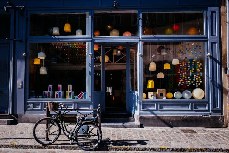 Commerçant qui consulte sa fiche Google Business Profile sur smartphone