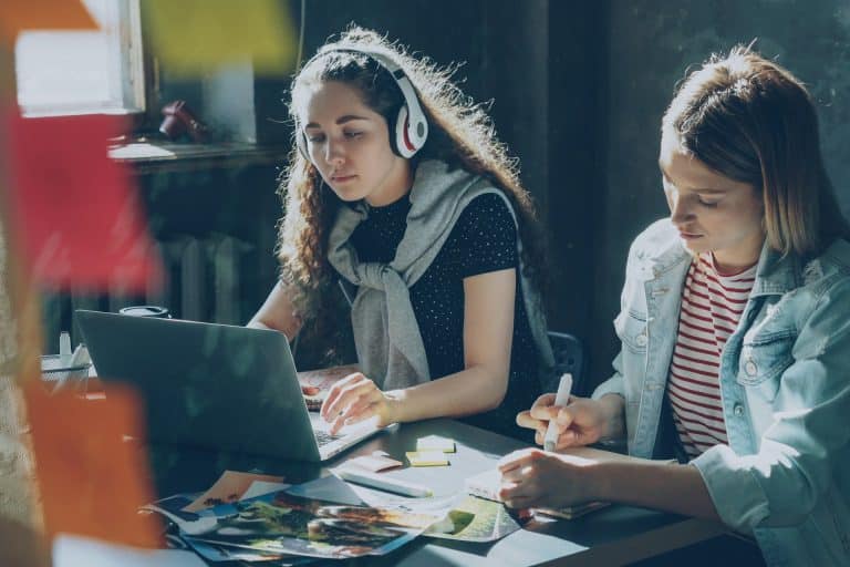 Équipe de PME qui utilise l’IA générative en entreprise sur ordinateur