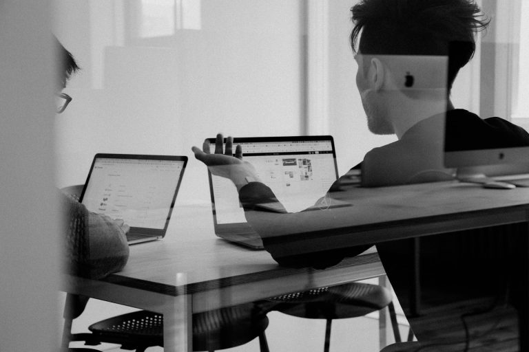 Entrepreneur utilisant des outils numériques sur son ordinateur