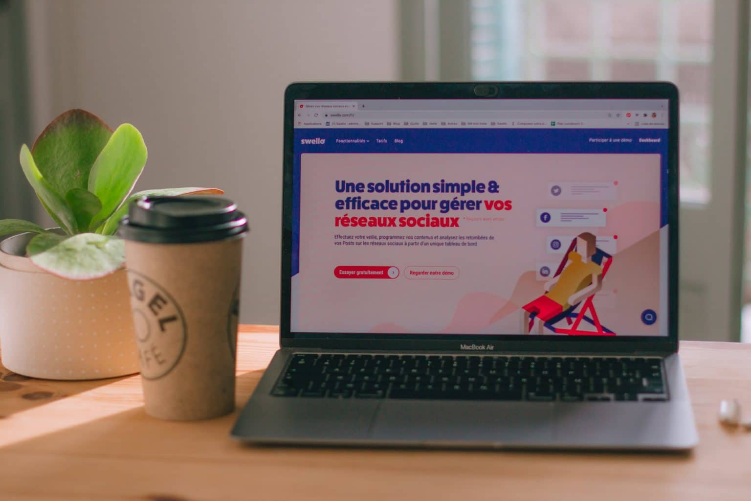 Dirigeant de TPE qui utilise LinkedIn pour les entreprises sur son ordinateur portable