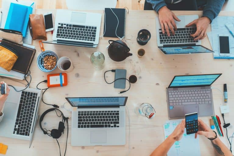 Le marketing digital au quotidien : une équipe de PME travaille sur ordinateurs portables