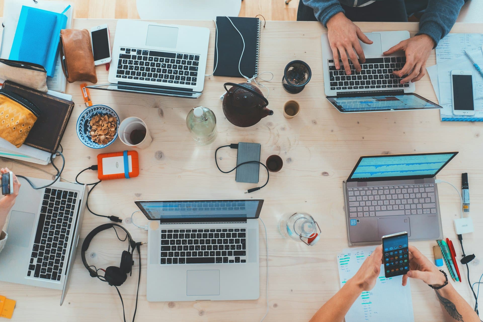 Le marketing digital au quotidien : une équipe de PME travaille sur ordinateurs portables