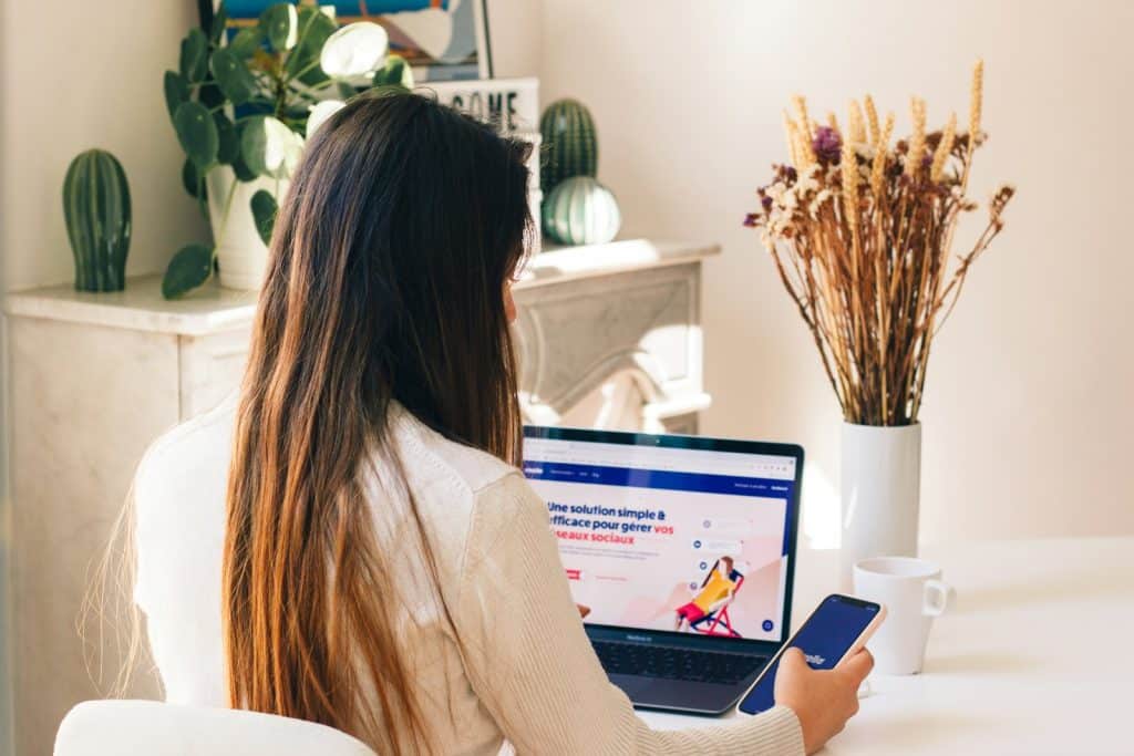 Dirigeante qui contrôle la vitesse de chargement de son site sur ordinateur