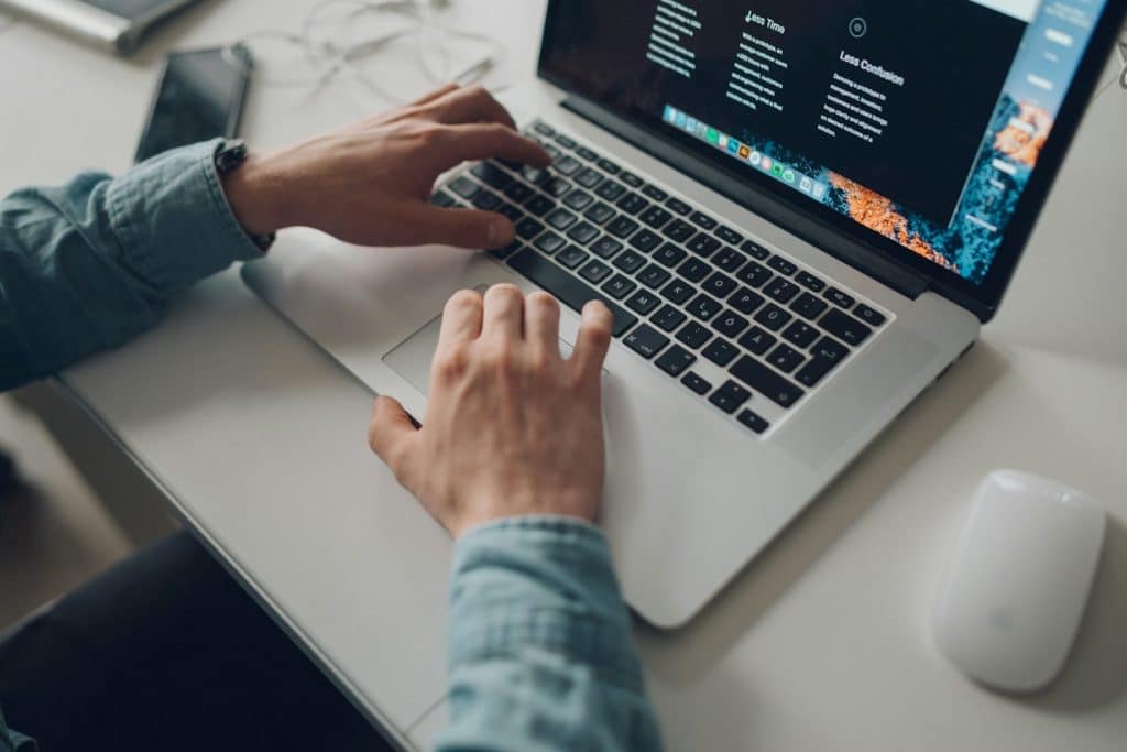 Saisie d'une requête dans un moteur, analyse de l'intention des mots-clés