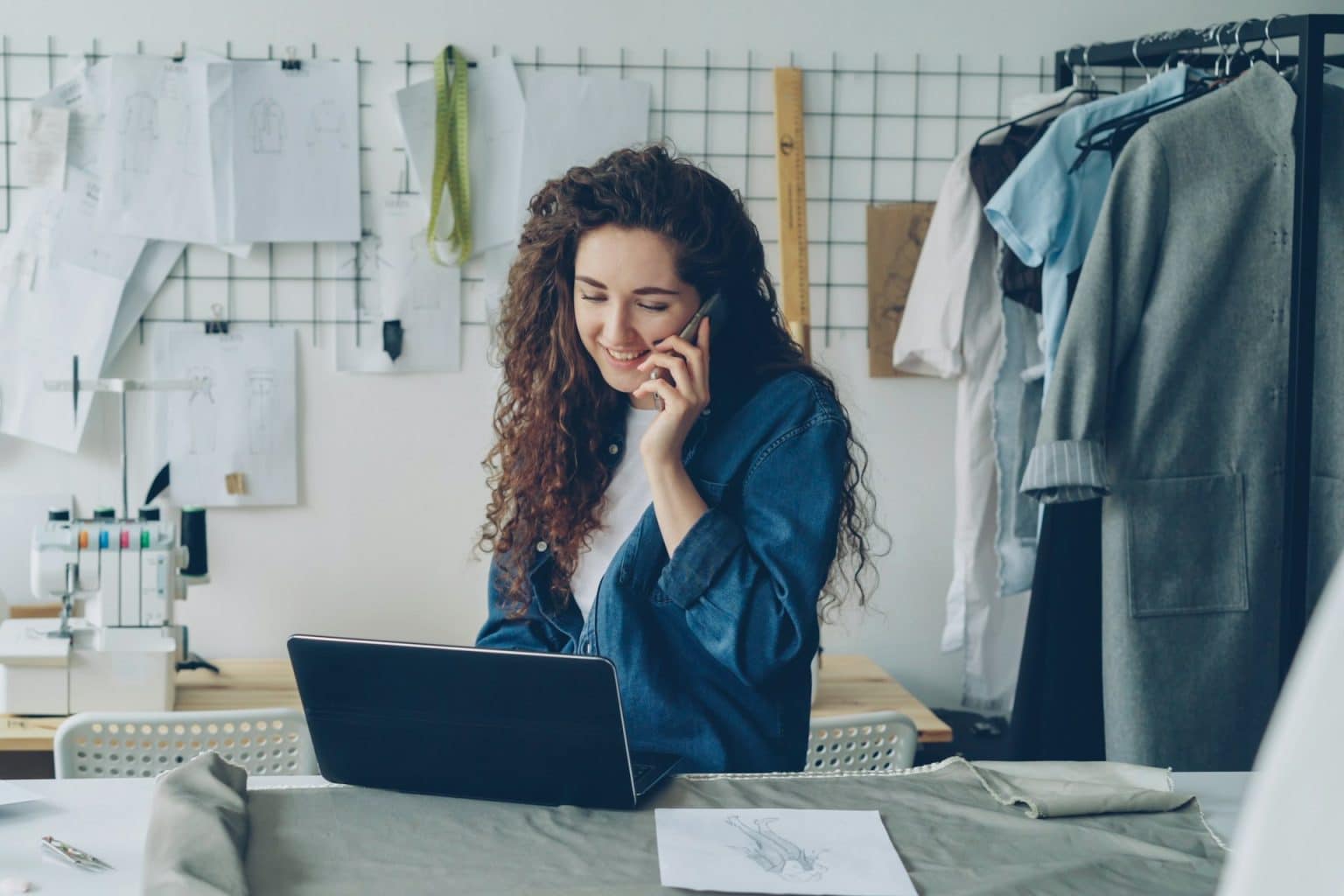 Dirigeant qui note les requêtes de ses clients pour choisir ses mots-clés