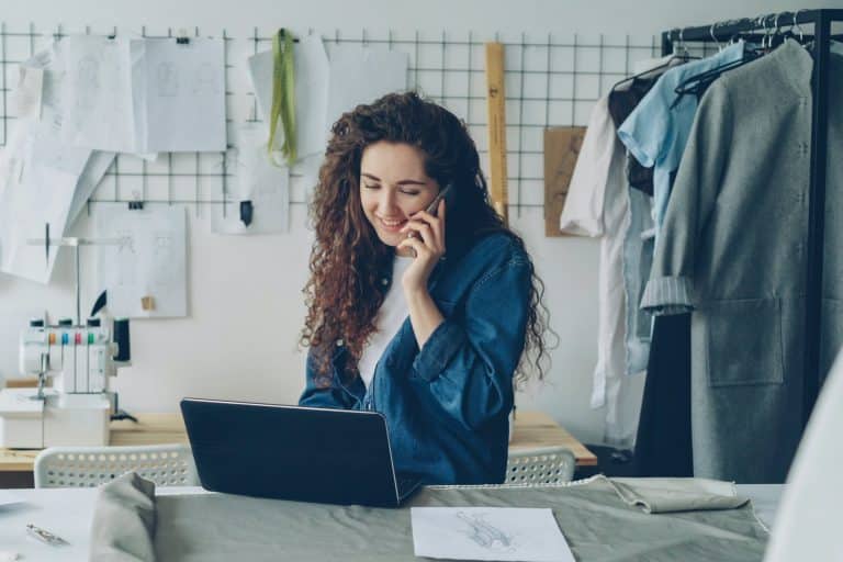 Dirigeant qui note les requêtes de ses clients pour choisir ses mots-clés