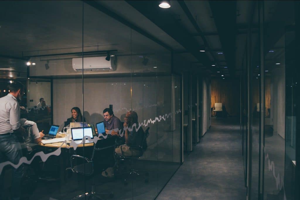 Équipe web qui travaille sur l'optimisation de la vitesse de chargement