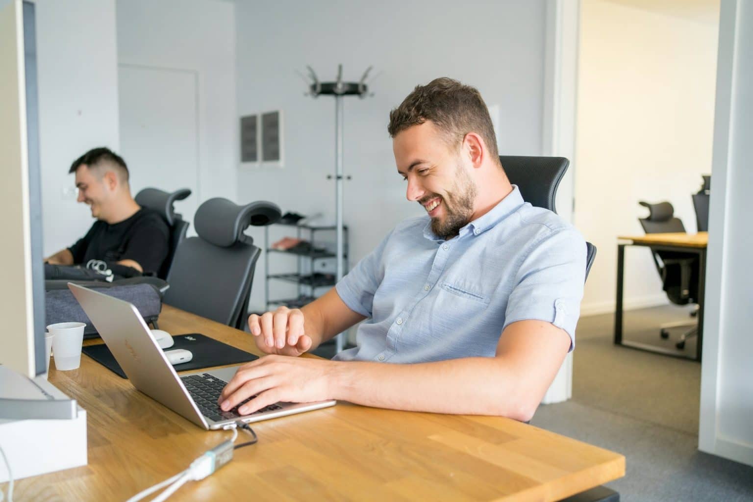 Dirigeant de TPE qui utilise des outils no-code sur son ordinateur