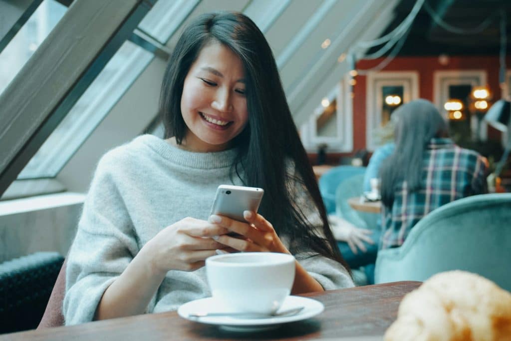 Cliente qui finalise un paiement en ligne sur mobile