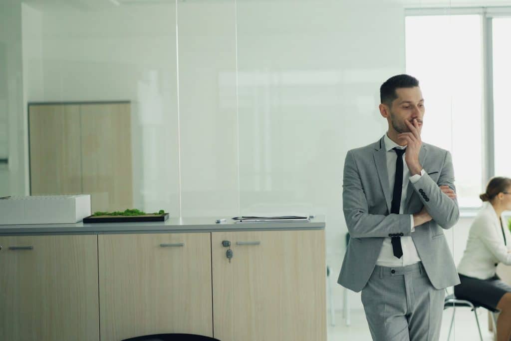 Dirigeante qui soigne son profil LinkedIn d’entreprise