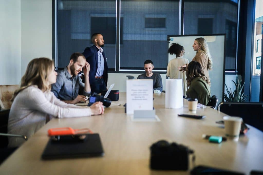 Équipe qui présente un premier projet réalisé avec des outils no-code