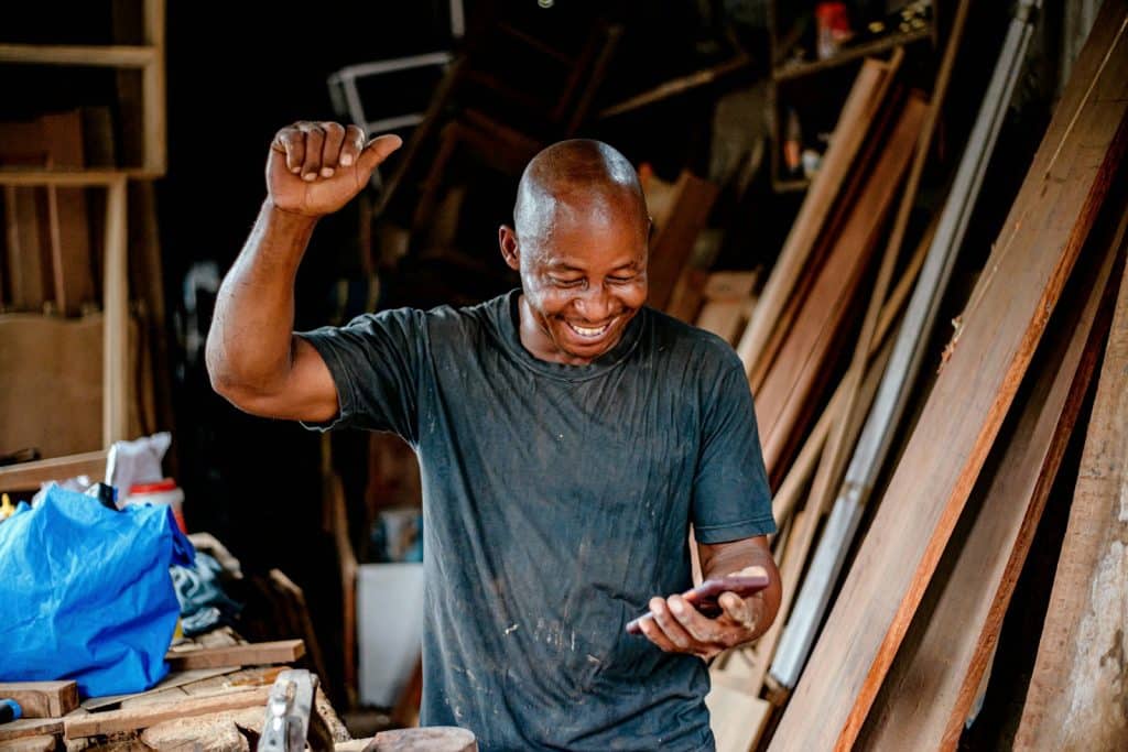 Artisan qui reçoit un appel grâce à sa publicité Google Ads
