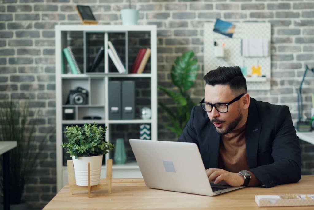 Dirigeant de TPE qui suit sa publicité Google Ads sur ordinateur