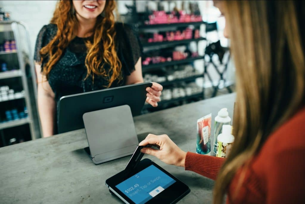 Client qui laisse un avis, levier du référencement local