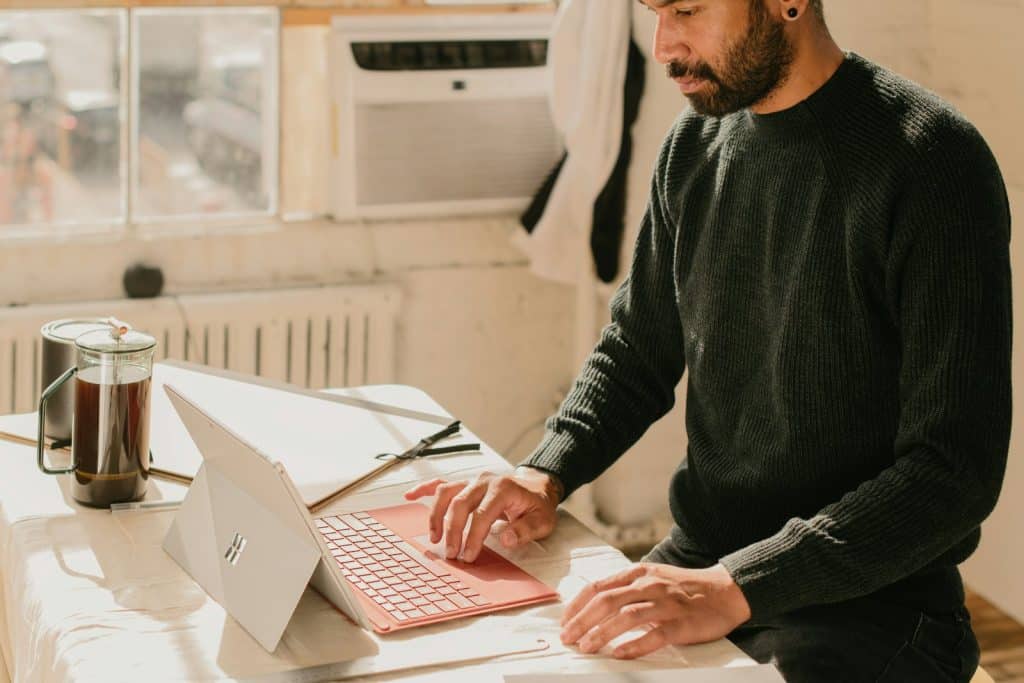 Artisan qui met à jour ses pages de services pour le SEO local