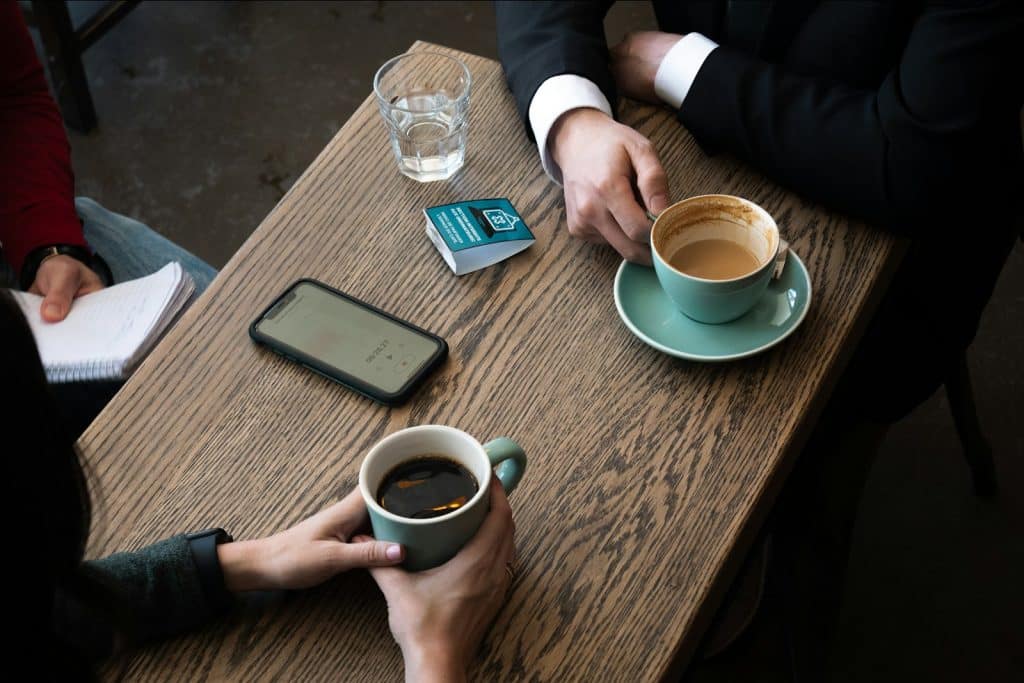Recherche sur smartphone affichant une carte, cœur du référencement local