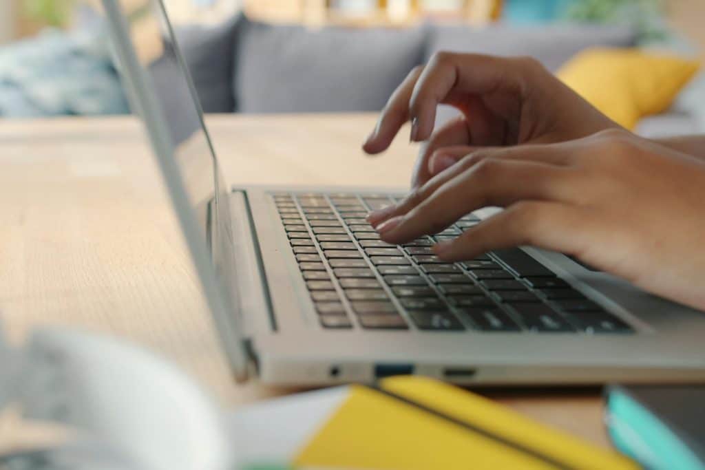 Internaute qui effectue une recherche, illustrant la visibilité d'un nouveau site internet