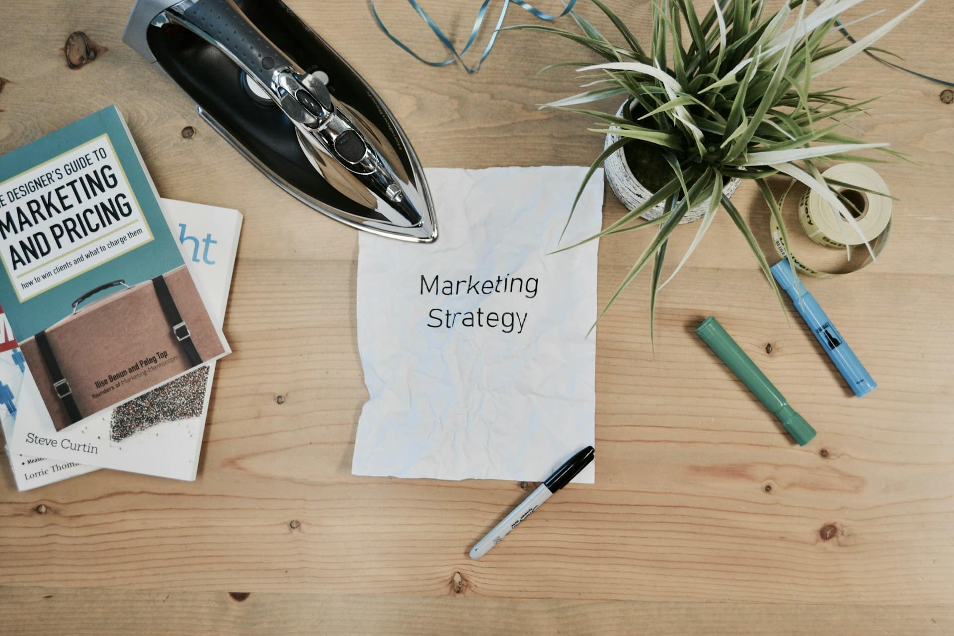 Document de stratégie de marketing digital posé sur un bureau