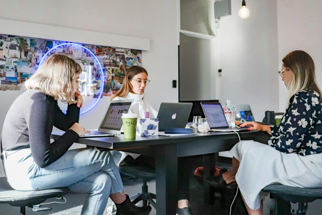 Équipe de PME qui prépare sa stratégie réseaux sociaux